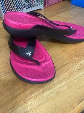 CROCS Women's Pink and Black Thong Sandals